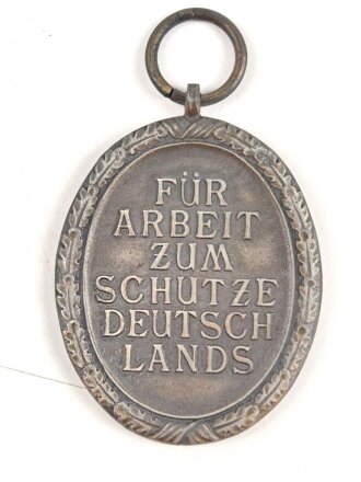 Schutzwall Ehrenzeichen, im Bandring markiert L/15 für Friedrich Orth , Wien. In der zugehörigen Tüte, mit Band
