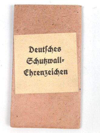 Schutzwall Ehrenzeichen, im Bandring markiert L/15 für Friedrich Orth , Wien. In der zugehörigen Tüte, mit Band