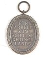 Schutzwall Ehrenzeichen, im Bandring markiert L/15 für Friedrich Orth , Wien. In der zugehörigen Tüte, mit Band