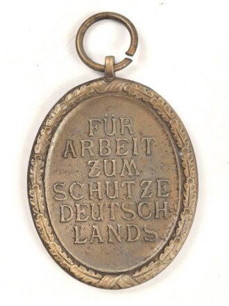 Schutzwall Ehrenzeichen, Zink ohne Band, in originaler Tüte, der Hersteller warum auch immer ausgeschnitten
