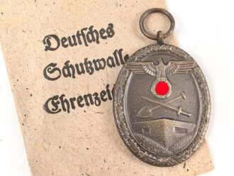 Schutzwall Ehrenzeichen, Zink ohne Band, in originaler Tüte, der Hersteller warum auch immer ausgeschnitten