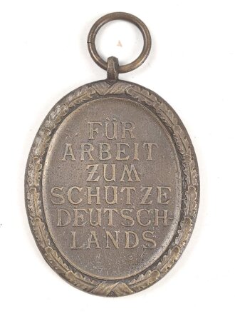 Schutzwall Ehrenzeichen, Zink ohne Band, in originaler Tüte, der Hersteller warum auch immer ausgeschnitten