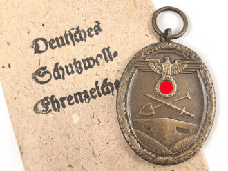 Schutzwall Ehrenzeichen, Zink ohne Band, in originaler Tüte, der Hersteller warum auch immer ausgeschnitten