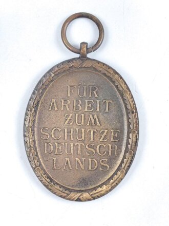 Schutzwall Ehrenzeichen, Zink ohne Band, in originaler Tüte, der Hersteller warum auch immer ausgeschnitten