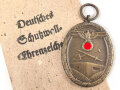 Schutzwall Ehrenzeichen, Zink ohne Band, in originaler Tüte, der Hersteller warum auch immer ausgeschnitten
