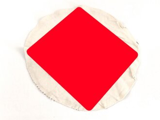 Mittelteil einer Hakenkreuzfahne, das Hakenkreuz gedruckt. Durchmesser etwa 21cm