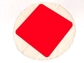 Mittelteil einer Hakenkreuzfahne, das Hakenkreuz gedruckt. Durchmesser etwa 50cm