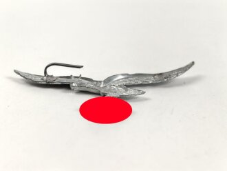Adler für eine Schirmmütze der Luftwaffe. Zink versilbert, ein Splint fehlt