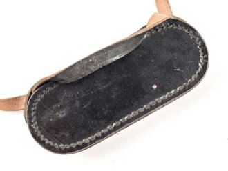 Regenschutzdeckel samt Trageriemen für ein Dienstglas der Wehrmacht, gebraucht
