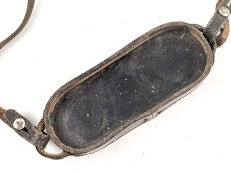 Regenschutzdeckel samt Trageriemen für ein Fernglas, vermutlich zivile Ausführung