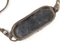 Regenschutzdeckel samt Trageriemen für ein Fernglas, vermutlich zivile Ausführung
