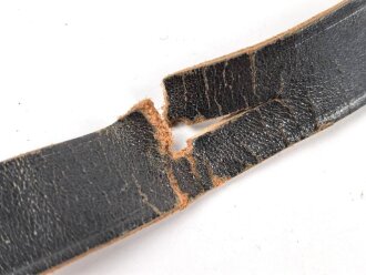 Trageriemen zum Behälter für ein Dienstglas 7 x 50 der Kriegsmarine. Stark gebraucht