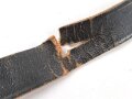 Trageriemen zum Behälter für ein Dienstglas 7 x 50 der Kriegsmarine. Stark gebraucht