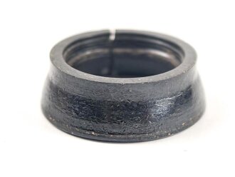 Einzelner Okularring, sicher original nicht zugehörig, passt aber  für ein Dienstglas 6 x 30 der Wehrmacht, schwarze Preßmasse