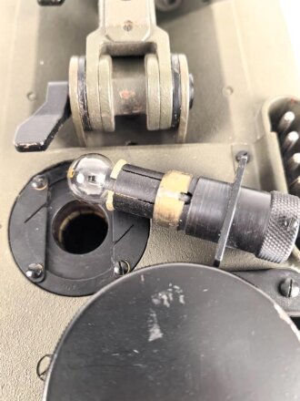 Lichtsprechgerät 80 Wehrmacht. Hersteller  Carl Zeiss Jena 1940. Optisch einwandfrei, Originallack, Funktion nicht geprüft. Im passenden Behälter