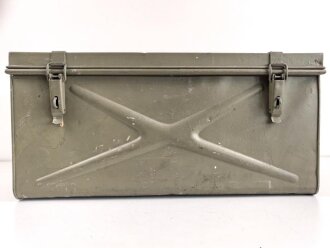Grosse Dokumentenkiste Wehrmacht. Maße etwa 40 x 75 x 35cm. Überlackiertes Stück
