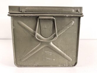 Grosse Dokumentenkiste Wehrmacht. Maße etwa 40 x 75 x 35cm. Überlackiertes Stück