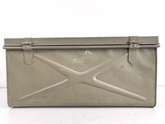 Grosse Dokumentenkiste Wehrmacht. Maße etwa 40 x 75 x 35cm. Überlackiertes Stück