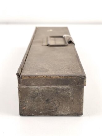 Transportkasten Reinigungsgerät für Flak 38 Wehrmacht, Maße etwa  7,5 x 31,5 x 5cm. Originallack