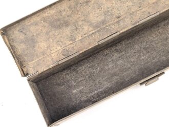 Transportkasten Reinigungsgerät für Flak 38Wehrmacht, Maße etwa  7,5 x 31,5 x 5cm. Originallack, Verschluss defekt