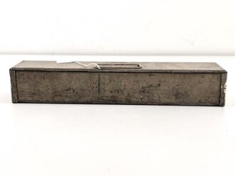 Transportkasten Reinigungsgerät für Flak 38Wehrmacht, Maße etwa  7,5 x 31,5 x 5cm. Originallack, Verschluss defekt