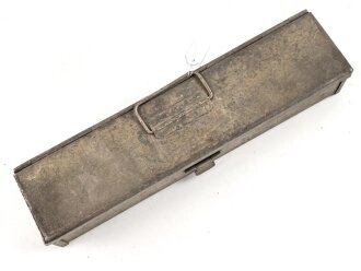 Transportkasten Reinigungsgerät für Flak 38Wehrmacht, Maße etwa  7,5 x 31,5 x 5cm. Originallack, Verschluss defekt