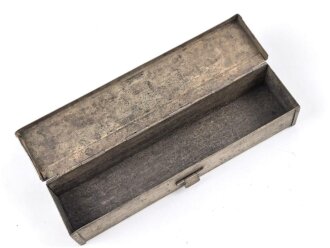 Transportkasten Reinigungsgerät für Flak 38Wehrmacht, Maße etwa  7,5 x 31,5 x 5cm. Originallack, Verschluss defekt