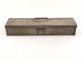 Transportkasten Reinigungsgerät für Flak 38Wehrmacht, Maße etwa  7,5 x 31,5 x 5cm. Originallack, Verschluss defekt