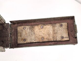 Transportkasten für Laderahmen / Ladestreifen . Aussenmaße etwa 22 x 42 x 10. Überlackiertes Stück, Alter und Herkunft unbekannt