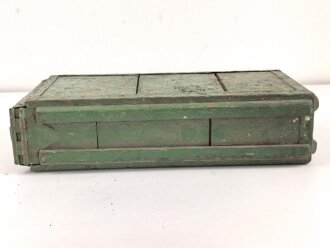 Transportkasten für Laderahmen / Ladestreifen . Aussenmaße etwa 22 x 42 x 10. Überlackiertes Stück, Alter und Herkunft unbekannt