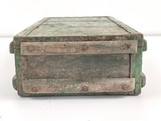 Transportkasten für Laderahmen / Ladestreifen . Aussenmaße etwa 22 x 42 x 10. Überlackiertes Stück, Alter und Herkunft unbekannt