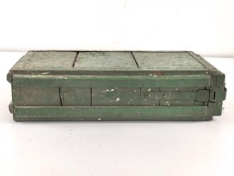 Transportkasten für Laderahmen / Ladestreifen . Aussenmaße etwa 22 x 42 x 10. Überlackiertes Stück, Alter und Herkunft unbekannt