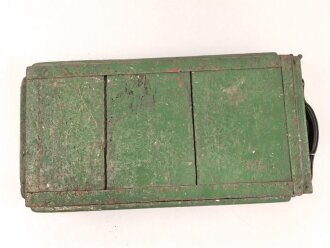Transportkasten für Laderahmen / Ladestreifen . Aussenmaße etwa 22 x 42 x 10. Überlackiertes Stück, Alter und Herkunft unbekannt