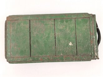 Transportkasten für Laderahmen / Ladestreifen . Aussenmaße etwa 22 x 42 x 10. Überlackiertes Stück, Alter und Herkunft unbekannt