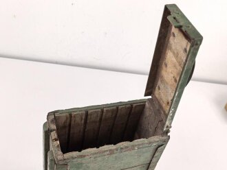 Transportkasten für Laderahmen / Ladestreifen . Aussenmaße etwa 22 x 42 x 10. Überlackiertes Stück, Alter und Herkunft unbekannt