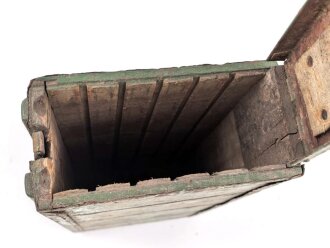 Transportkasten für Laderahmen / Ladestreifen . Aussenmaße etwa 22 x 42 x 10. Überlackiertes Stück, Alter und Herkunft unbekannt