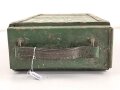 Transportkasten für Laderahmen / Ladestreifen . Aussenmaße etwa 22 x 42 x 10. Überlackiertes Stück, Alter und Herkunft unbekannt