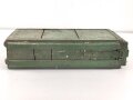 Transportkasten für Laderahmen / Ladestreifen . Aussenmaße etwa 22 x 42 x 10. Überlackiertes Stück, Alter und Herkunft unbekannt