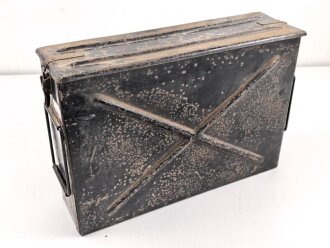 Transportkasten aus Eisenblech, ich glaube zu wissen, das es sich um einen Behälter für gegurtete Bordwaffenmunition der Luftwaffe handelt. Aussenmaße etwa 14 x 45 x 31cm, Innenbreite 12cm