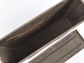 Transportkasten aus Eisenblech, ich glaube zu wissen, das es sich um einen Behälter für gegurtete Bordwaffenmunition der Luftwaffe handelt. Aussenmaße etwa 14 x 45 x 31cm, Innenbreite 12cm