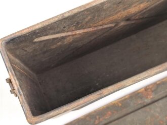 Transportkasten aus Eisenblech, ich glaube zu wissen, das es sich um einen Behälter für gegurtete Bordwaffenmunition der Luftwaffe handelt. Aussenmaße etwa 14 x 45 x 31cm, Innenbreite 12cm