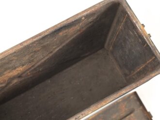 Transportkasten aus Eisenblech, ich glaube zu wissen, das es sich um einen Behälter für gegurtete Bordwaffenmunition der Luftwaffe handelt. Aussenmaße etwa 14 x 45 x 31cm, Innenbreite 12cm