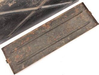 Transportkasten aus Eisenblech, ich glaube zu wissen, das es sich um einen Behälter für gegurtete Bordwaffenmunition der Luftwaffe handelt. Aussenmaße etwa 14 x 45 x 31cm, Innenbreite 12cm