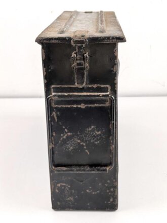 Transportkasten aus Eisenblech, ich glaube zu wissen, das es sich um einen Behälter für gegurtete Bordwaffenmunition der Luftwaffe handelt. Aussenmaße etwa 14 x 45 x 31cm, Innenbreite 12cm