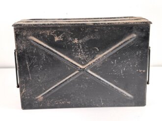 Transportkasten aus Eisenblech, ich glaube zu wissen, das es sich um einen Behälter für gegurtete Bordwaffenmunition der Luftwaffe handelt. Aussenmaße etwa 14 x 45 x 31cm, Innenbreite 12cm
