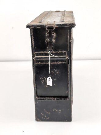 Transportkasten aus Eisenblech, ich glaube zu wissen, das es sich um einen Behälter für gegurtete Bordwaffenmunition der Luftwaffe handelt. Aussenmaße etwa 14 x 45 x 31cm, Innenbreite 12cm