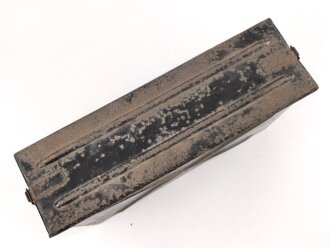 Transportkasten aus Eisenblech, ich glaube zu wissen, das es sich um einen Behälter für gegurtete Bordwaffenmunition der Luftwaffe handelt. Aussenmaße etwa 14 x 45 x 31cm, Innenbreite 12cm