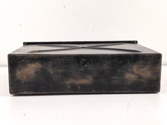 Transportkasten aus Eisenblech, ich glaube zu wissen, das es sich um einen Behälter für gegurtete Bordwaffenmunition der Luftwaffe handelt. Aussenmaße etwa 14 x 45 x 31cm, Innenbreite 12cm