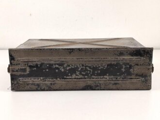Transportkasten aus Eisenblech, ich glaube zu wissen, das es sich um einen Behälter für gegurtete Bordwaffenmunition der Luftwaffe handelt. Aussenmaße etwa 14 x 45 x 31cm, Innenbreite 12cm