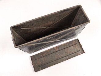 Transportkasten aus Eisenblech, ich glaube zu wissen, das es sich um einen Behälter für gegurtete Bordwaffenmunition der Luftwaffe handelt. Aussenmaße etwa 14 x 45 x 31cm, Innenbreite 12cm